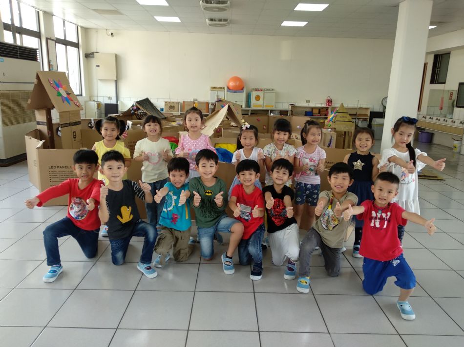 文件 : <FONT COLOR='red'>(108.10.24)主題【紙箱大迷宮】-4.JPG</FONT> <BR> 尺寸 : <FONT COLOR='blue'>950 × 712</FONT> 圖元 <BR> 格式 : <FONT COLOR='green'>jpg</FONT> <BR> 大小 : <FONT COLOR='green'> -- </FONT> KB