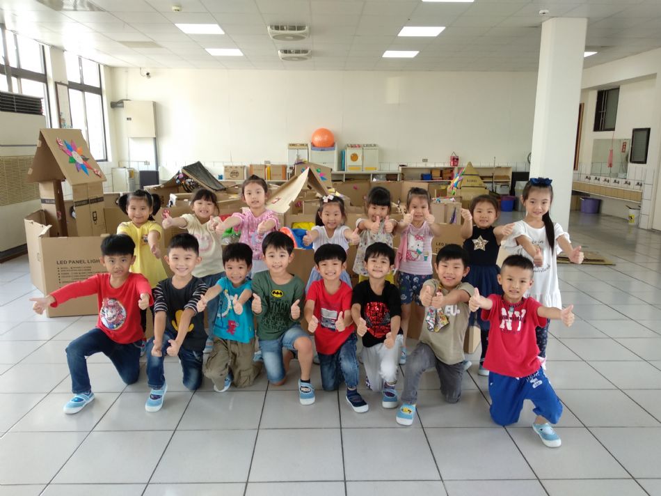 文件 : <FONT COLOR='red'>(108.10.24)主題【紙箱大迷宮】-5.JPG</FONT> <BR> 尺寸 : <FONT COLOR='blue'>950 × 712</FONT> 圖元 <BR> 格式 : <FONT COLOR='green'>jpg</FONT> <BR> 大小 : <FONT COLOR='green'> -- </FONT> KB