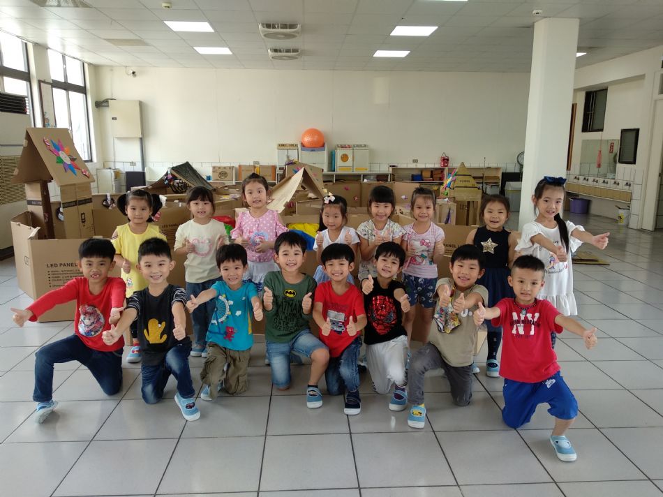 文件 : <FONT COLOR='red'>(108.10.24)主題【紙箱大迷宮】-7.JPG</FONT> <BR> 尺寸 : <FONT COLOR='blue'>950 × 712</FONT> 圖元 <BR> 格式 : <FONT COLOR='green'>jpg</FONT> <BR> 大小 : <FONT COLOR='green'> -- </FONT> KB