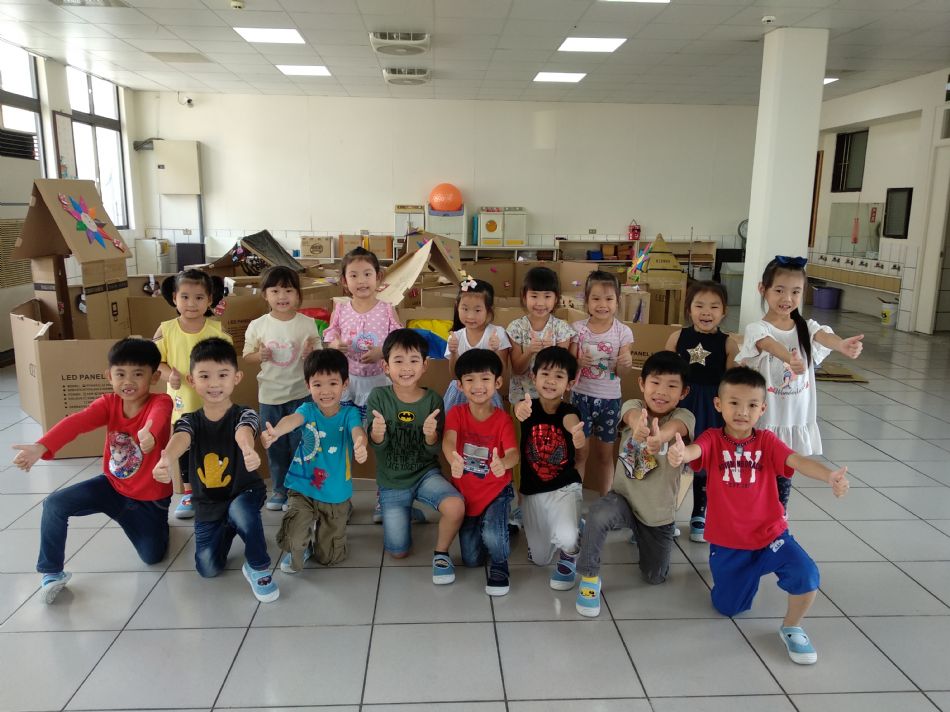 文件 : <FONT COLOR='red'>(108.10.24)主題【紙箱大迷宮】-8.JPG</FONT> <BR> 尺寸 : <FONT COLOR='blue'>950 × 712</FONT> 圖元 <BR> 格式 : <FONT COLOR='green'>jpg</FONT> <BR> 大小 : <FONT COLOR='green'> -- </FONT> KB