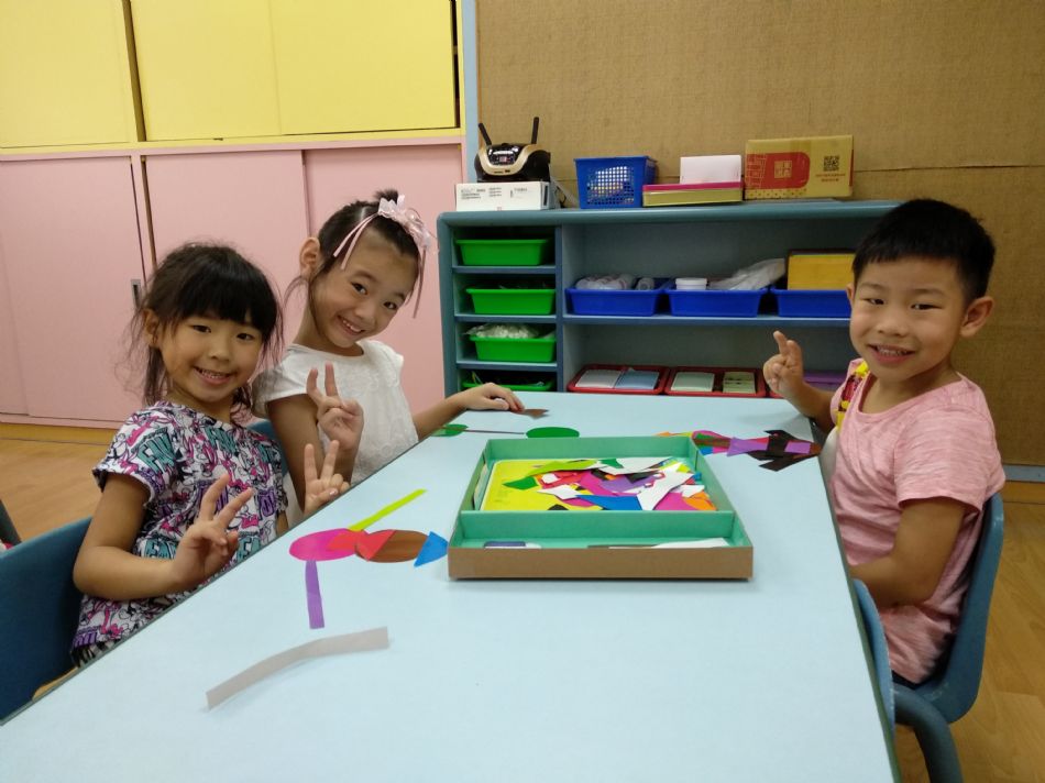 文件 : <FONT COLOR='red'>(108.08.27)馬蒂斯爺爺的抽像畫-5.JPG</FONT> <BR> 尺寸 : <FONT COLOR='blue'>950 × 712</FONT> 圖元 <BR> 格式 : <FONT COLOR='green'>jpg</FONT> <BR> 大小 : <FONT COLOR='green'> -- </FONT> KB