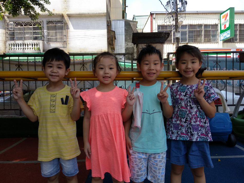 文件 : <FONT COLOR='red'>(108.09.02)校園生活照-1.JPG</FONT> <BR> 尺寸 : <FONT COLOR='blue'>950 × 712</FONT> 圖元 <BR> 格式 : <FONT COLOR='green'>jpg</FONT> <BR> 大小 : <FONT COLOR='green'> -- </FONT> KB