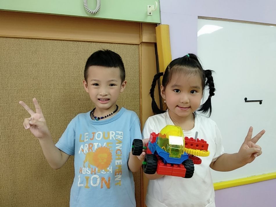 文件 : <FONT COLOR='red'>(109.05.08)樂高【掃地車】-1.JPG</FONT> <BR> 尺寸 : <FONT COLOR='blue'>950 × 712</FONT> 圖元 <BR> 格式 : <FONT COLOR='green'>jpg</FONT> <BR> 大小 : <FONT COLOR='green'> -- </FONT> KB