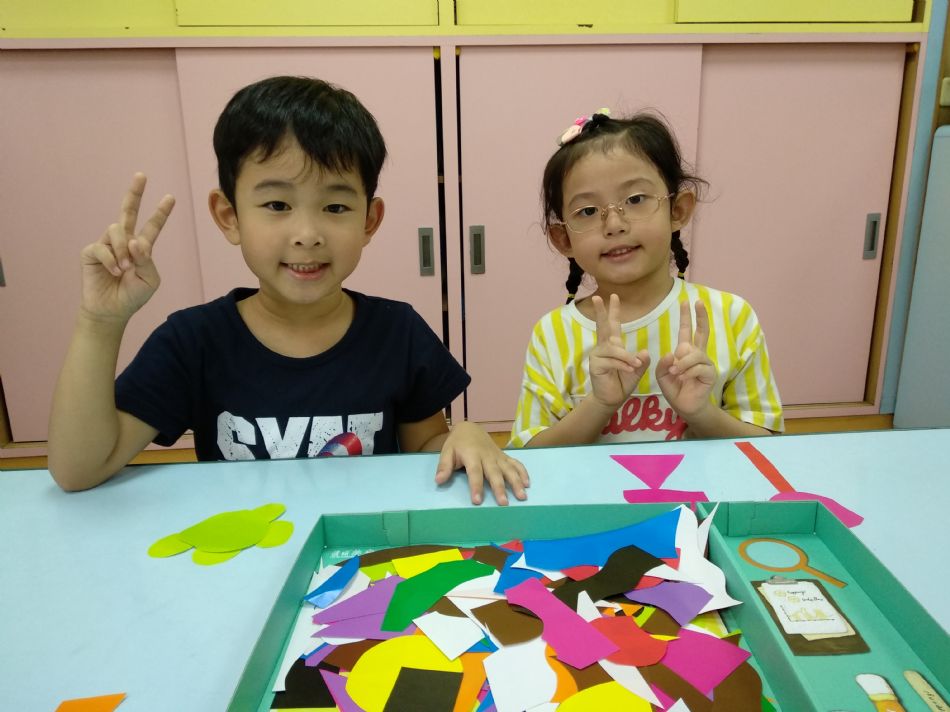 文件 : <FONT COLOR='red'>(108.08.27)馬蒂斯爺爺的抽像畫.JPG</FONT> <BR> 尺寸 : <FONT COLOR='blue'>950 × 712</FONT> 圖元 <BR> 格式 : <FONT COLOR='green'>jpg</FONT> <BR> 大小 : <FONT COLOR='green'> -- </FONT> KB