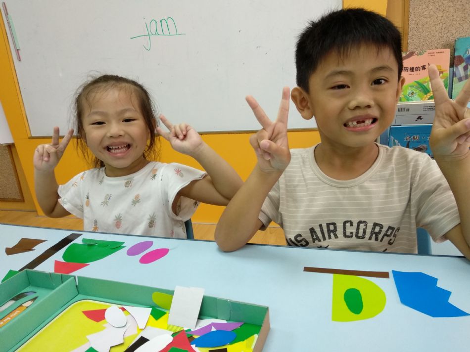 文件 : <FONT COLOR='red'>(108.08.27)馬蒂斯爺爺的抽像畫-5.JPG</FONT> <BR> 尺寸 : <FONT COLOR='blue'>950 × 712</FONT> 圖元 <BR> 格式 : <FONT COLOR='green'>jpg</FONT> <BR> 大小 : <FONT COLOR='green'> -- </FONT> KB