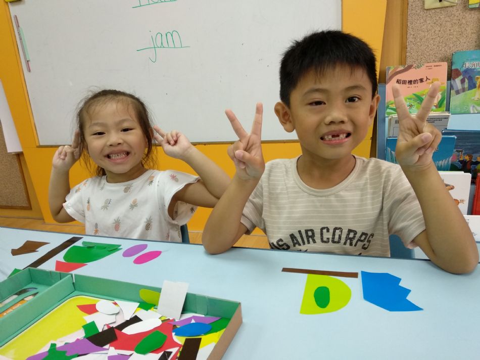 文件 : <FONT COLOR='red'>(108.08.27)馬蒂斯爺爺的抽像畫-6.JPG</FONT> <BR> 尺寸 : <FONT COLOR='blue'>950 × 712</FONT> 圖元 <BR> 格式 : <FONT COLOR='green'>jpg</FONT> <BR> 大小 : <FONT COLOR='green'> -- </FONT> KB