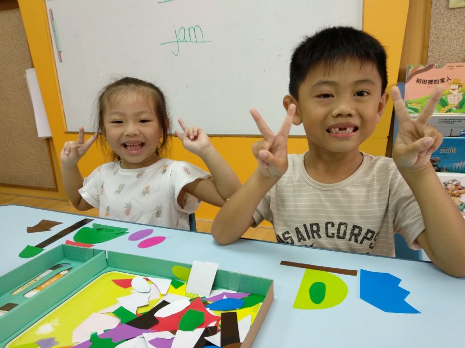 文件 : <FONT COLOR='red'>(108.08.27)馬蒂斯爺爺的抽像畫-7.JPG</FONT> <BR> 尺寸 : <FONT COLOR='blue'>950 × 712</FONT> 圖元 <BR> 格式 : <FONT COLOR='green'>jpg</FONT> <BR> 大小 : <FONT COLOR='green'> -- </FONT> KB