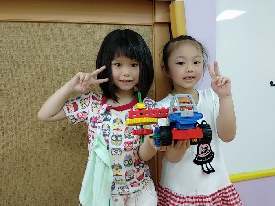 文件 : <FONT COLOR='red'>(109.05.08)樂高【掃地車】.JPG</FONT> <BR> 尺寸 : <FONT COLOR='blue'>950 × 712</FONT> 圖元 <BR> 格式 : <FONT COLOR='green'>jpg</FONT> <BR> 大小 : <FONT COLOR='green'> -- </FONT> KB