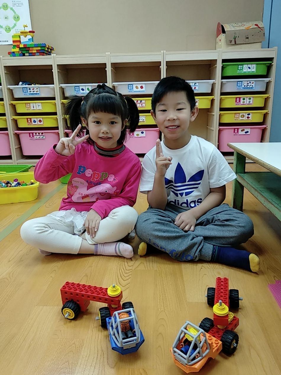 文件 : <FONT COLOR='red'>(109.04.17)樂高積木【貨櫃車】-1.JPG</FONT> <BR> 尺寸 : <FONT COLOR='blue'>950 × 1267</FONT> 圖元 <BR> 格式 : <FONT COLOR='green'>jpg</FONT> <BR> 大小 : <FONT COLOR='green'> -- </FONT> KB