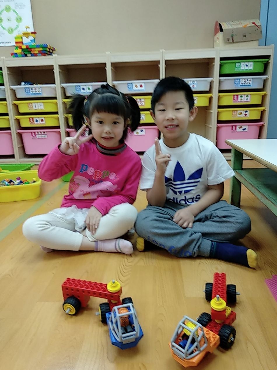 文件 : <FONT COLOR='red'>(109.04.17)樂高積木【貨櫃車】.JPG</FONT> <BR> 尺寸 : <FONT COLOR='blue'>950 × 1267</FONT> 圖元 <BR> 格式 : <FONT COLOR='green'>jpg</FONT> <BR> 大小 : <FONT COLOR='green'> -- </FONT> KB