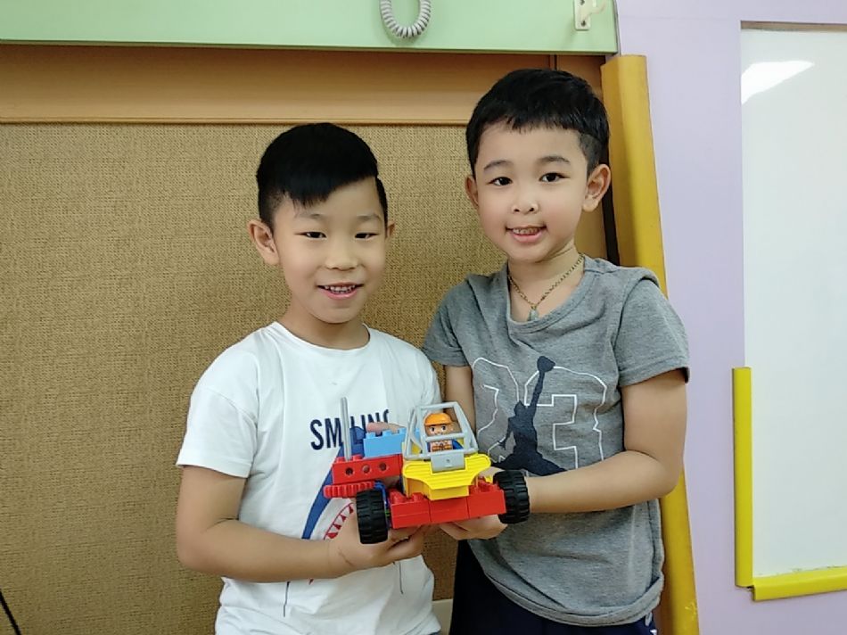 文件 : <FONT COLOR='red'>(109.05.08)樂高【掃地車】-1.JPG</FONT> <BR> 尺寸 : <FONT COLOR='blue'>950 × 712</FONT> 圖元 <BR> 格式 : <FONT COLOR='green'>jpg</FONT> <BR> 大小 : <FONT COLOR='green'> -- </FONT> KB