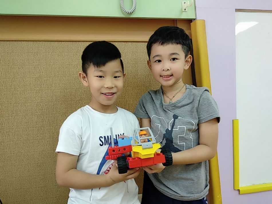 文件 : <FONT COLOR='red'>(109.05.08)樂高【掃地車】.JPG</FONT> <BR> 尺寸 : <FONT COLOR='blue'>950 × 712</FONT> 圖元 <BR> 格式 : <FONT COLOR='green'>jpg</FONT> <BR> 大小 : <FONT COLOR='green'> -- </FONT> KB