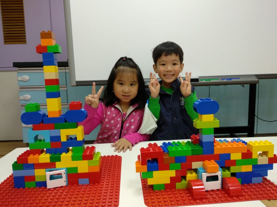 文件 : <FONT COLOR='red'>(109.03.06)樂高【大教堂】-4.JPG</FONT> <BR> 尺寸 : <FONT COLOR='blue'>950 × 712</FONT> 圖元 <BR> 格式 : <FONT COLOR='green'>jpg</FONT> <BR> 大小 : <FONT COLOR='green'> -- </FONT> KB