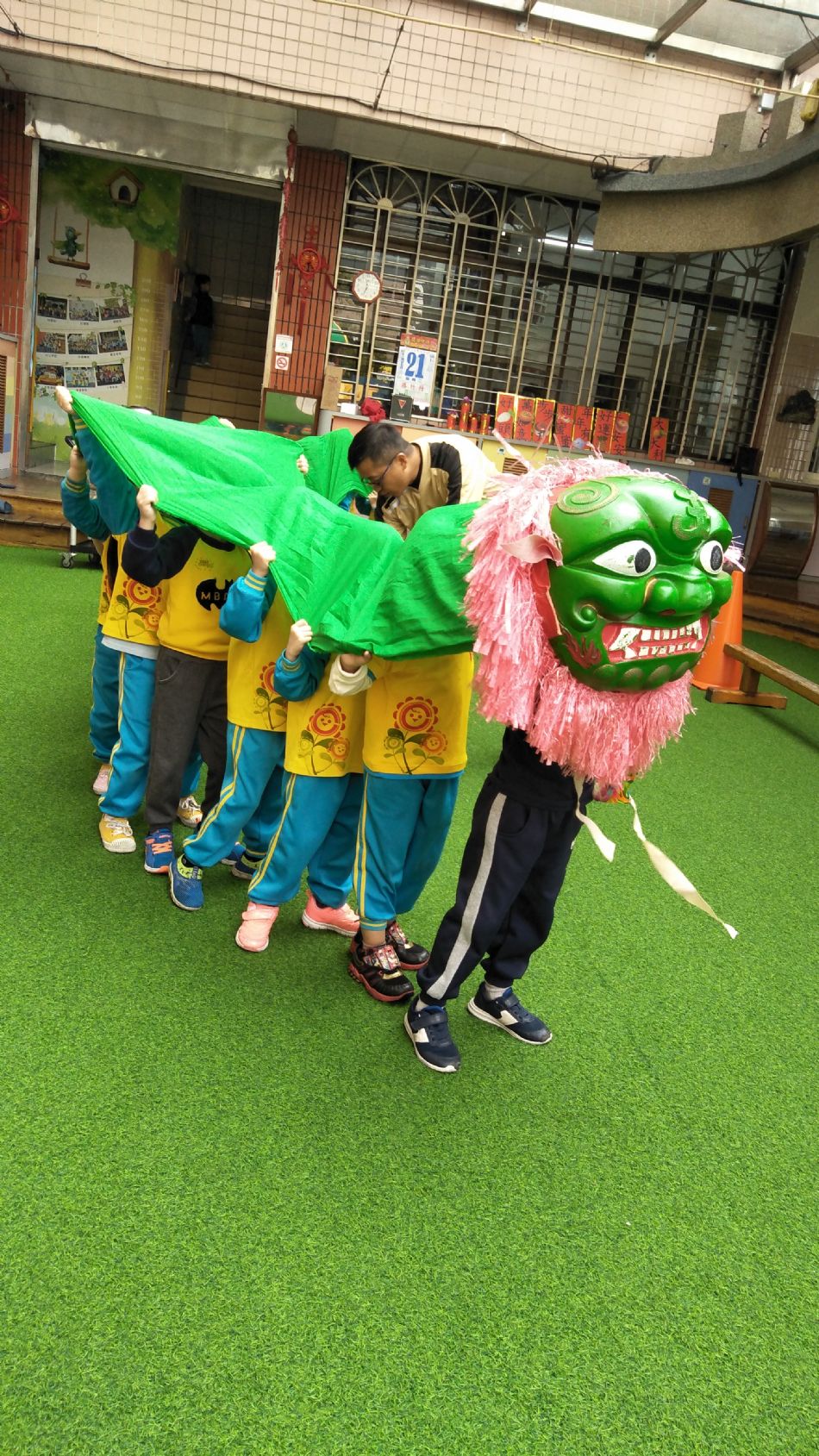 文件 : <FONT COLOR='red'>(109.01.22)體能【舞龍舞獅和領紅包】.JPG</FONT> <BR> 尺寸 : <FONT COLOR='blue'>950 × 1689</FONT> 圖元 <BR> 格式 : <FONT COLOR='green'>jpg</FONT> <BR> 大小 : <FONT COLOR='green'> -- </FONT> KB