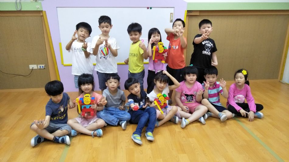 文件 : <FONT COLOR='red'>(109.05.12)樂高課【曲棍球開幕賽】.JPG</FONT> <BR> 尺寸 : <FONT COLOR='blue'>950 × 534</FONT> 圖元 <BR> 格式 : <FONT COLOR='green'>jpg</FONT> <BR> 大小 : <FONT COLOR='green'> -- </FONT> KB