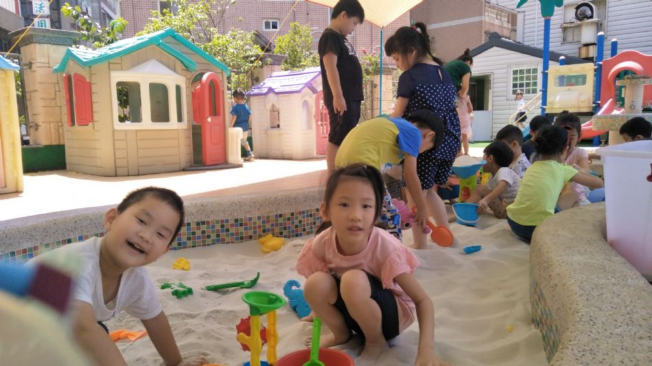 文件 : <FONT COLOR='red'>(109.06.19)戶外【玩沙真有趣】-18.JPG</FONT> <BR> 尺寸 : <FONT COLOR='blue'>950 × 534</FONT> 圖元 <BR> 格式 : <FONT COLOR='green'>jpg</FONT> <BR> 大小 : <FONT COLOR='green'> -- </FONT> KB