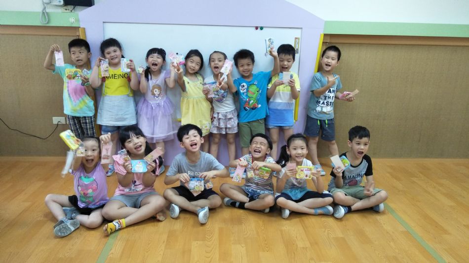 文件 : <FONT COLOR='red'>(109.06.30)Belinda媽咪送【全班畢業禮物】-1.JPG</FONT> <BR> 尺寸 : <FONT COLOR='blue'>950 × 534</FONT> 圖元 <BR> 格式 : <FONT COLOR='green'>jpg</FONT> <BR> 大小 : <FONT COLOR='green'> -- </FONT> KB