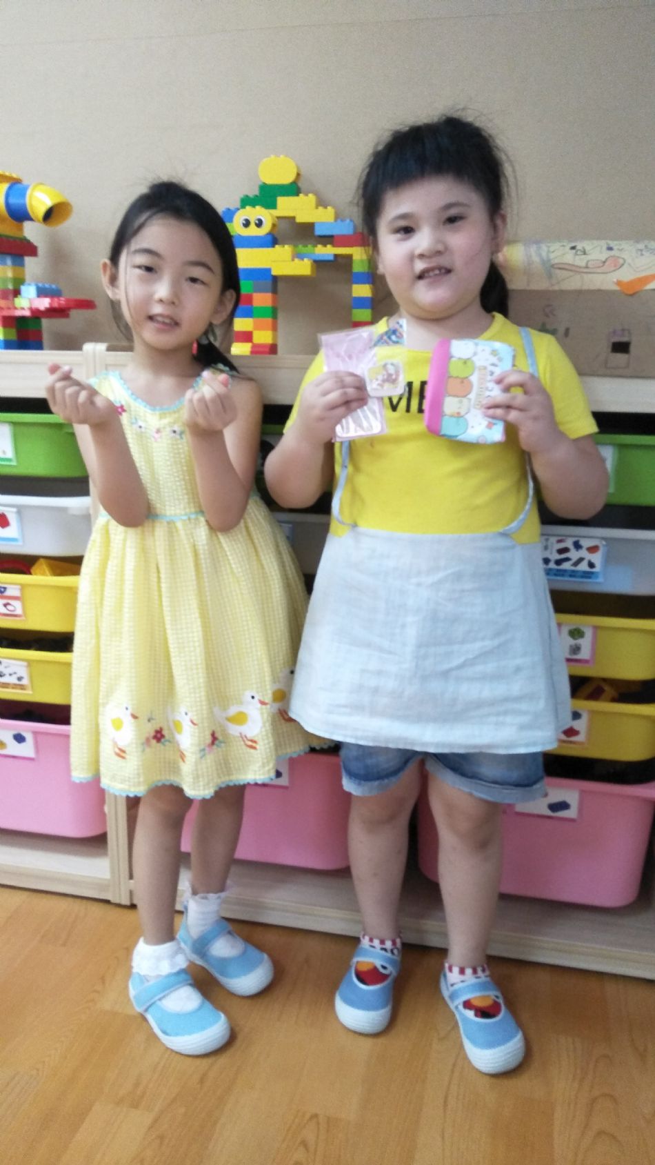 文件 : <FONT COLOR='red'>(109.06.30)Belinda媽咪送【全班畢業禮物】-3.JPG</FONT> <BR> 尺寸 : <FONT COLOR='blue'>950 × 1689</FONT> 圖元 <BR> 格式 : <FONT COLOR='green'>jpg</FONT> <BR> 大小 : <FONT COLOR='green'> -- </FONT> KB