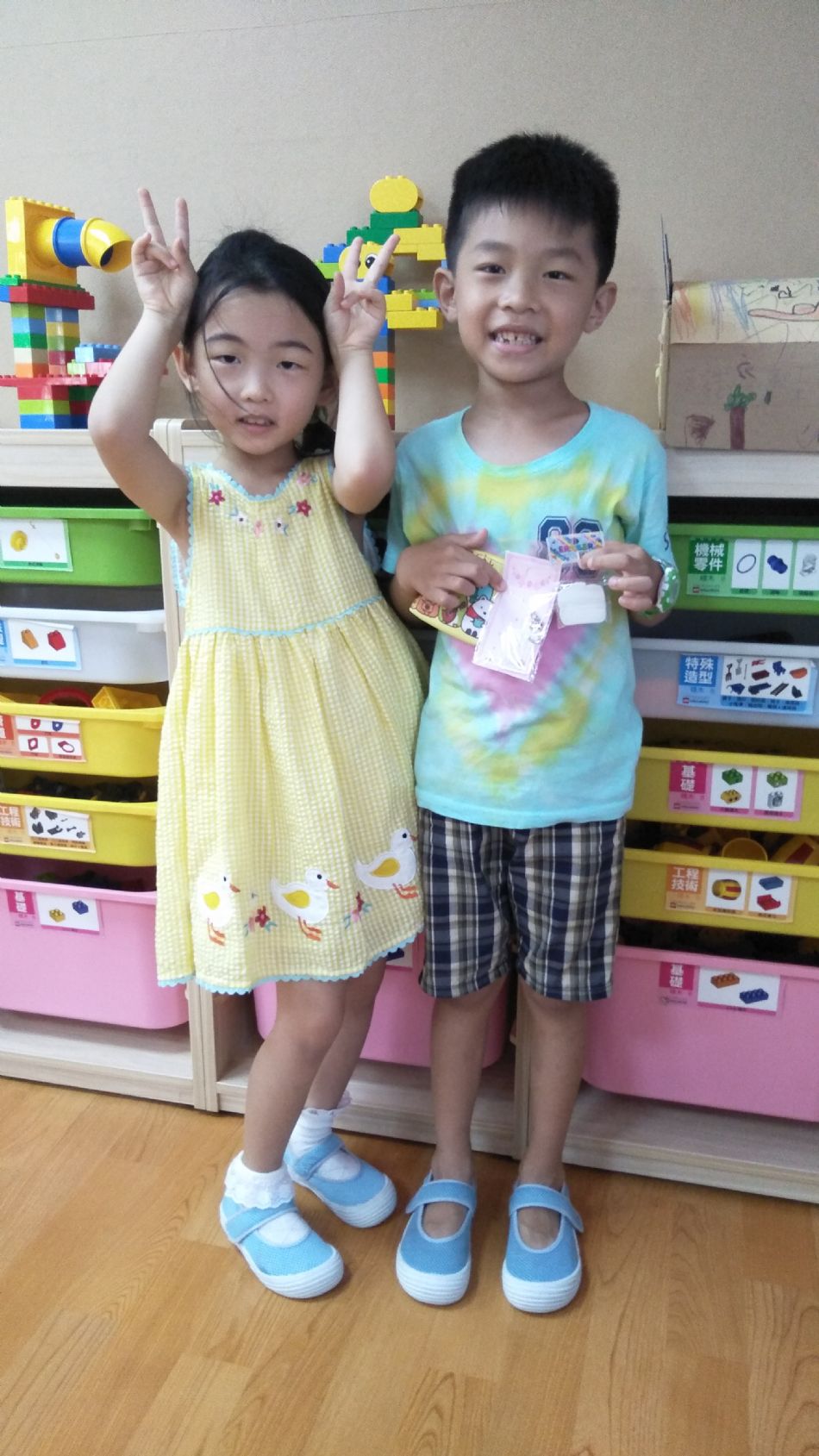 文件 : <FONT COLOR='red'>(109.06.30)Belinda媽咪送【全班畢業禮物】-2.JPG</FONT> <BR> 尺寸 : <FONT COLOR='blue'>950 × 1689</FONT> 圖元 <BR> 格式 : <FONT COLOR='green'>jpg</FONT> <BR> 大小 : <FONT COLOR='green'> -- </FONT> KB