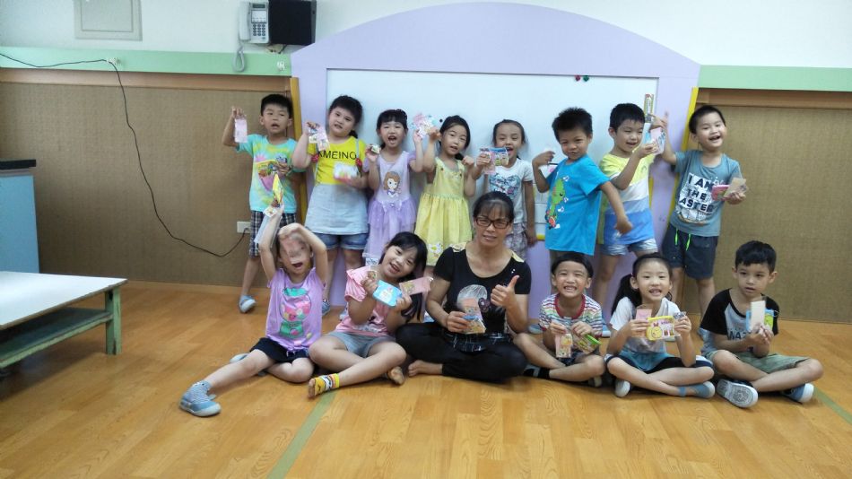 文件 : <FONT COLOR='red'>(109.06.30)Belinda媽咪送【全班畢業禮物】-3.JPG</FONT> <BR> 尺寸 : <FONT COLOR='blue'>950 × 534</FONT> 圖元 <BR> 格式 : <FONT COLOR='green'>jpg</FONT> <BR> 大小 : <FONT COLOR='green'> -- </FONT> KB