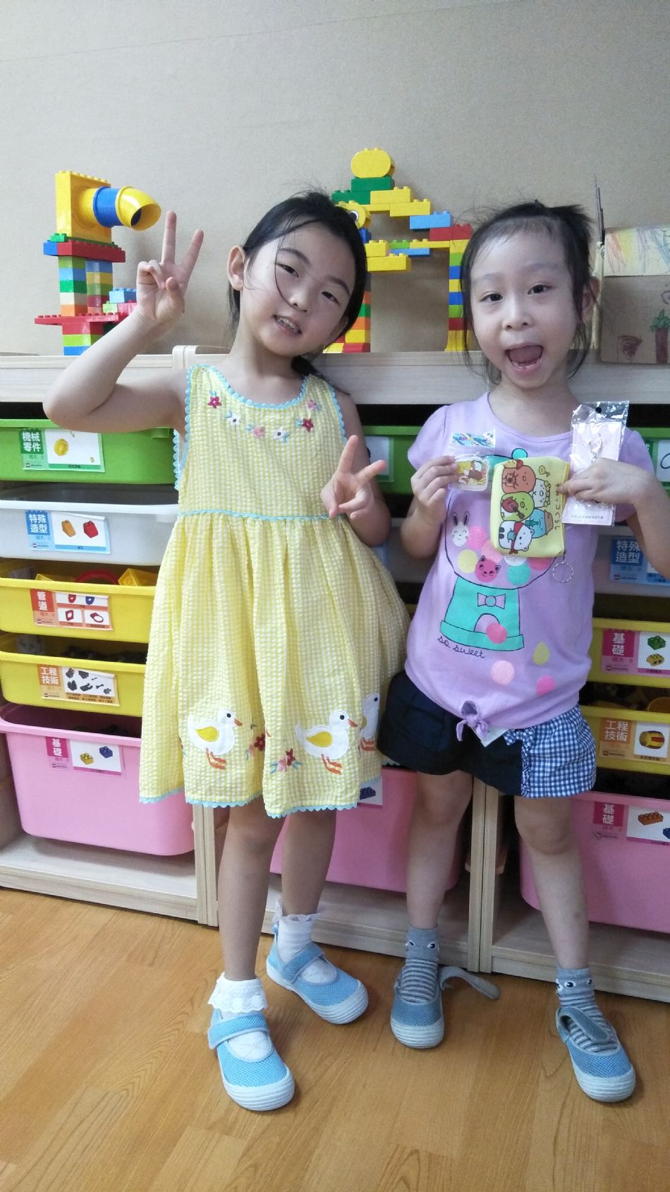 文件 : <FONT COLOR='red'>(109.06.30)Belinda媽咪送【全班畢業禮物】-1.JPG</FONT> <BR> 尺寸 : <FONT COLOR='blue'>950 × 1689</FONT> 圖元 <BR> 格式 : <FONT COLOR='green'>jpg</FONT> <BR> 大小 : <FONT COLOR='green'> -- </FONT> KB