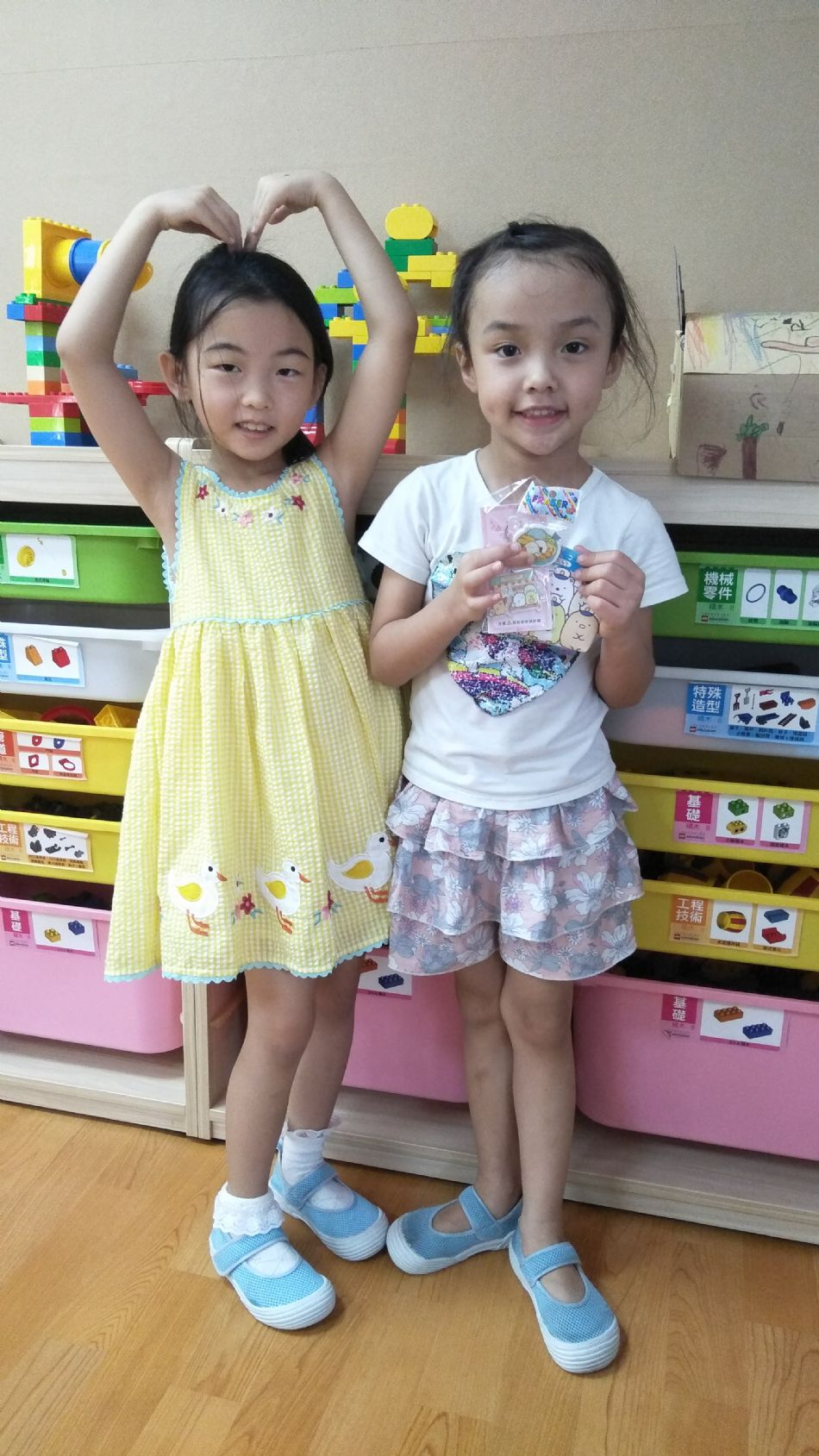 文件 : <FONT COLOR='red'>(109.06.30)Belinda媽咪送【全班畢業禮物】-10.JPG</FONT> <BR> 尺寸 : <FONT COLOR='blue'>950 × 1689</FONT> 圖元 <BR> 格式 : <FONT COLOR='green'>jpg</FONT> <BR> 大小 : <FONT COLOR='green'> -- </FONT> KB