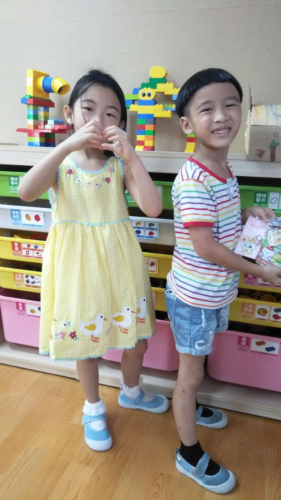 文件 : <FONT COLOR='red'>(109.06.30)Belinda媽咪送【全班畢業禮物】-11.JPG</FONT> <BR> 尺寸 : <FONT COLOR='blue'>950 × 1689</FONT> 圖元 <BR> 格式 : <FONT COLOR='green'>jpg</FONT> <BR> 大小 : <FONT COLOR='green'> -- </FONT> KB