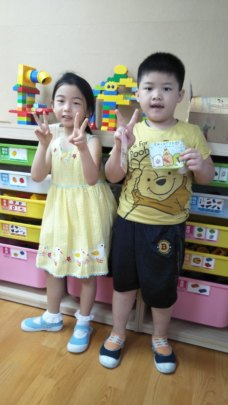 文件 : <FONT COLOR='red'>(109.06.30)Belinda媽咪送【全班畢業禮物】-13.JPG</FONT> <BR> 尺寸 : <FONT COLOR='blue'>950 × 1689</FONT> 圖元 <BR> 格式 : <FONT COLOR='green'>jpg</FONT> <BR> 大小 : <FONT COLOR='green'> -- </FONT> KB