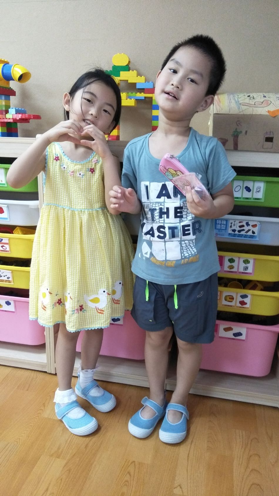 文件 : <FONT COLOR='red'>(109.06.30)Belinda媽咪送【全班畢業禮物】-14.JPG</FONT> <BR> 尺寸 : <FONT COLOR='blue'>950 × 1689</FONT> 圖元 <BR> 格式 : <FONT COLOR='green'>jpg</FONT> <BR> 大小 : <FONT COLOR='green'> -- </FONT> KB