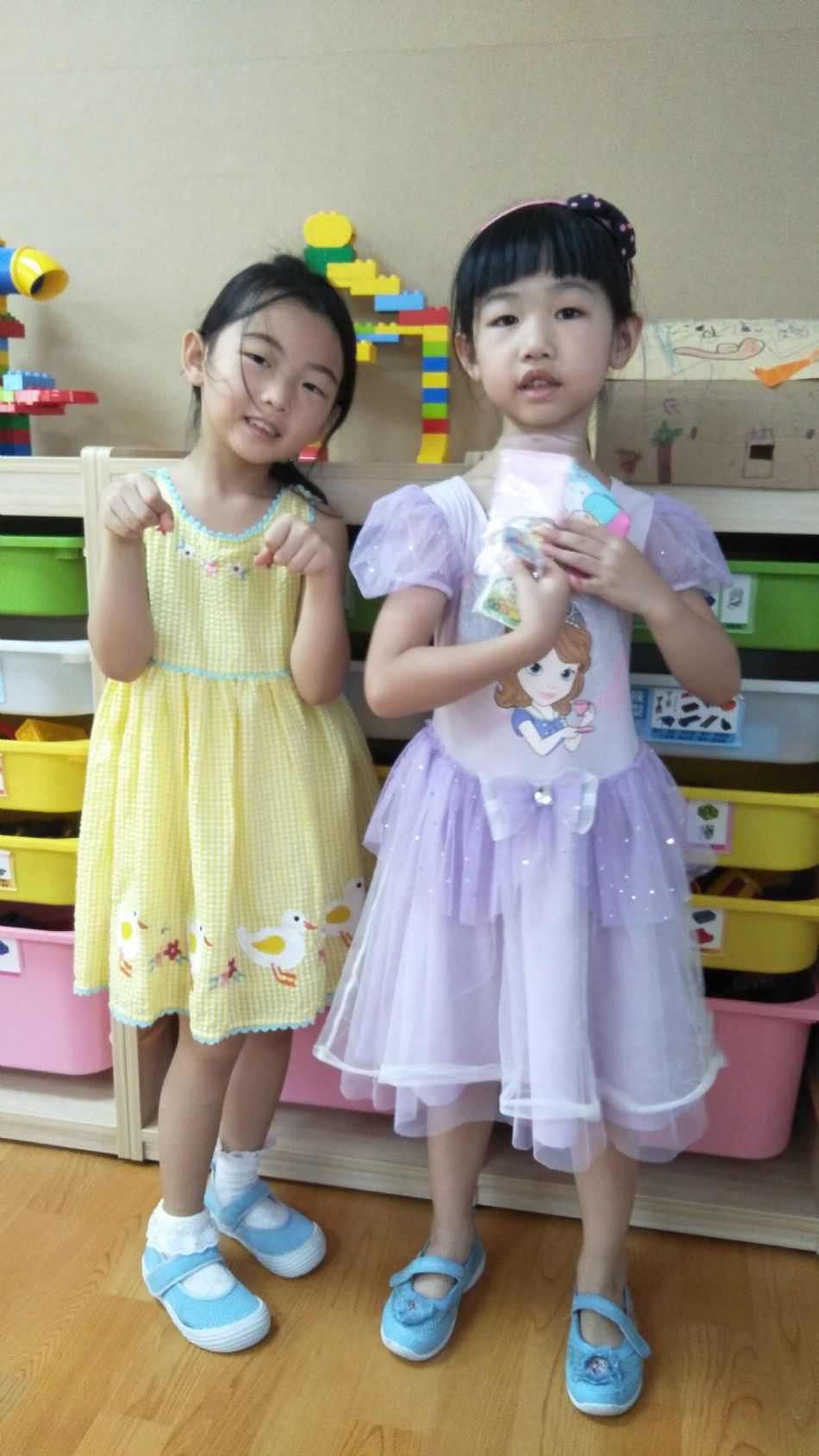 文件 : <FONT COLOR='red'>(109.06.30)Belinda媽咪送【全班畢業禮物】-15.JPG</FONT> <BR> 尺寸 : <FONT COLOR='blue'>950 × 1689</FONT> 圖元 <BR> 格式 : <FONT COLOR='green'>jpg</FONT> <BR> 大小 : <FONT COLOR='green'> -- </FONT> KB