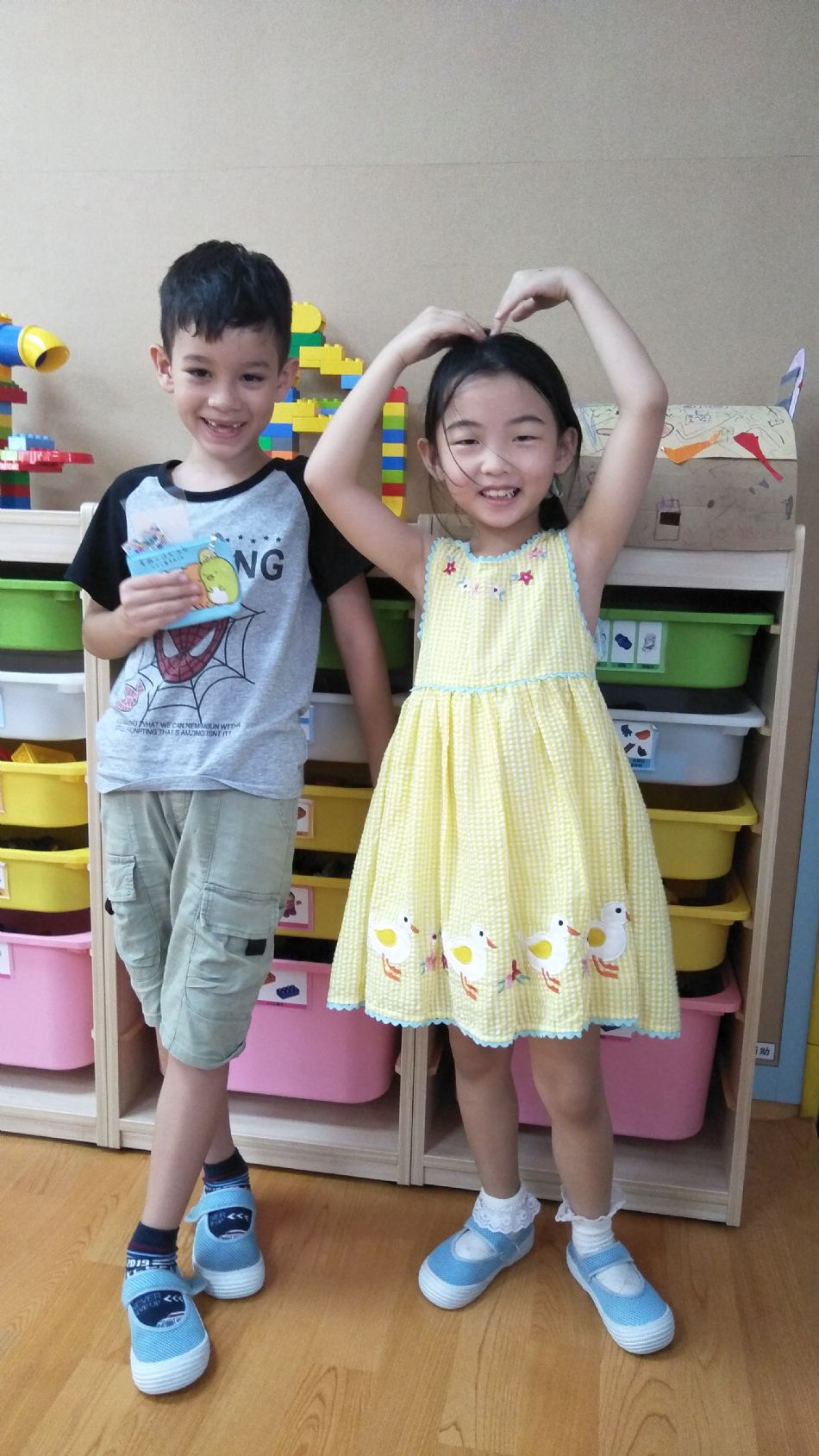 文件 : <FONT COLOR='red'>(109.06.30)Belinda媽咪送【全班畢業禮物】-17.JPG</FONT> <BR> 尺寸 : <FONT COLOR='blue'>950 × 1689</FONT> 圖元 <BR> 格式 : <FONT COLOR='green'>jpg</FONT> <BR> 大小 : <FONT COLOR='green'> -- </FONT> KB