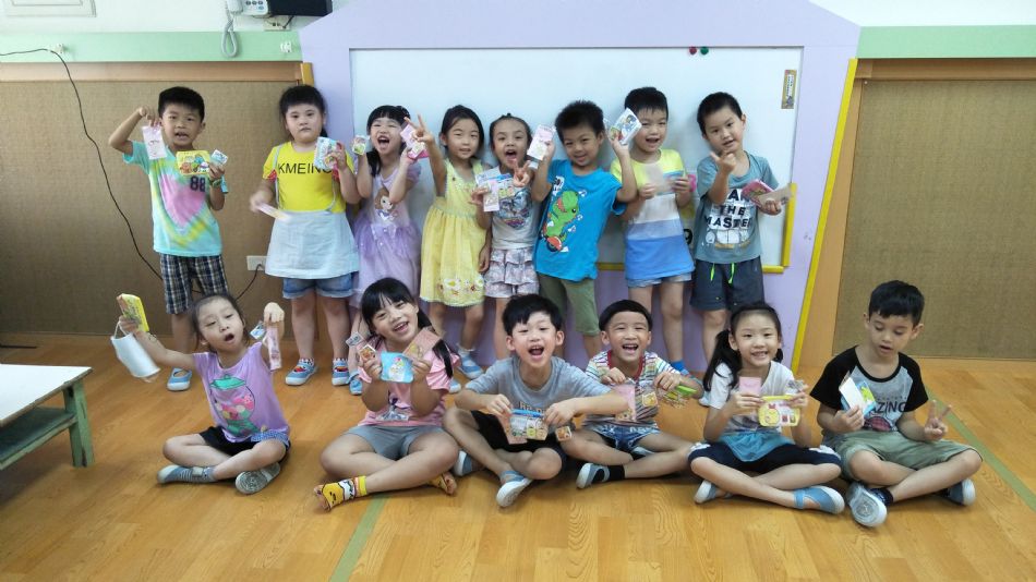 文件 : <FONT COLOR='red'>(109.06.30)Belinda媽咪送【全班畢業禮物】-18.JPG</FONT> <BR> 尺寸 : <FONT COLOR='blue'>950 × 534</FONT> 圖元 <BR> 格式 : <FONT COLOR='green'>jpg</FONT> <BR> 大小 : <FONT COLOR='green'> -- </FONT> KB