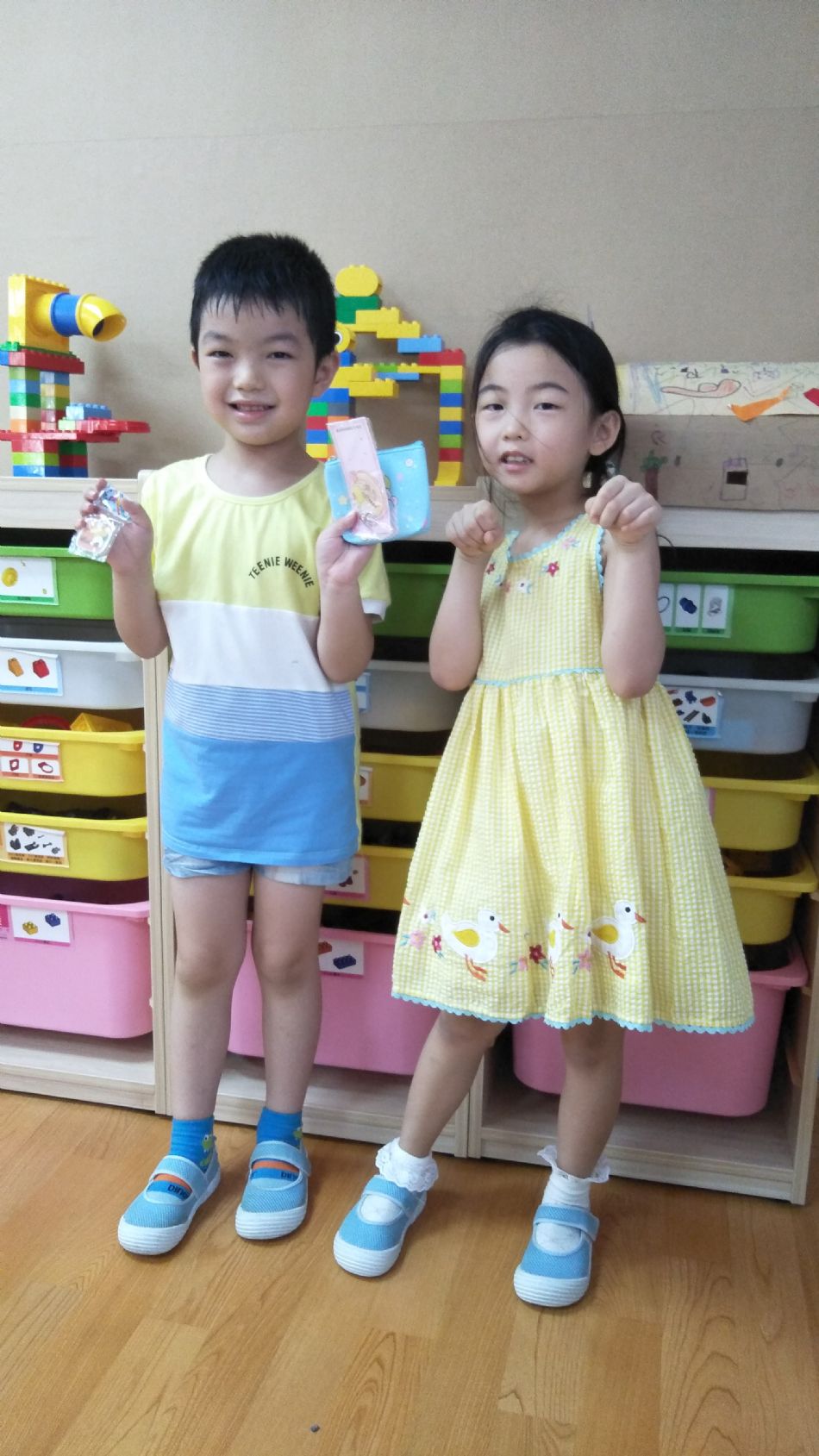 文件 : <FONT COLOR='red'>(109.06.30)Belinda媽咪送【全班畢業禮物】-2.JPG</FONT> <BR> 尺寸 : <FONT COLOR='blue'>950 × 1689</FONT> 圖元 <BR> 格式 : <FONT COLOR='green'>jpg</FONT> <BR> 大小 : <FONT COLOR='green'> -- </FONT> KB