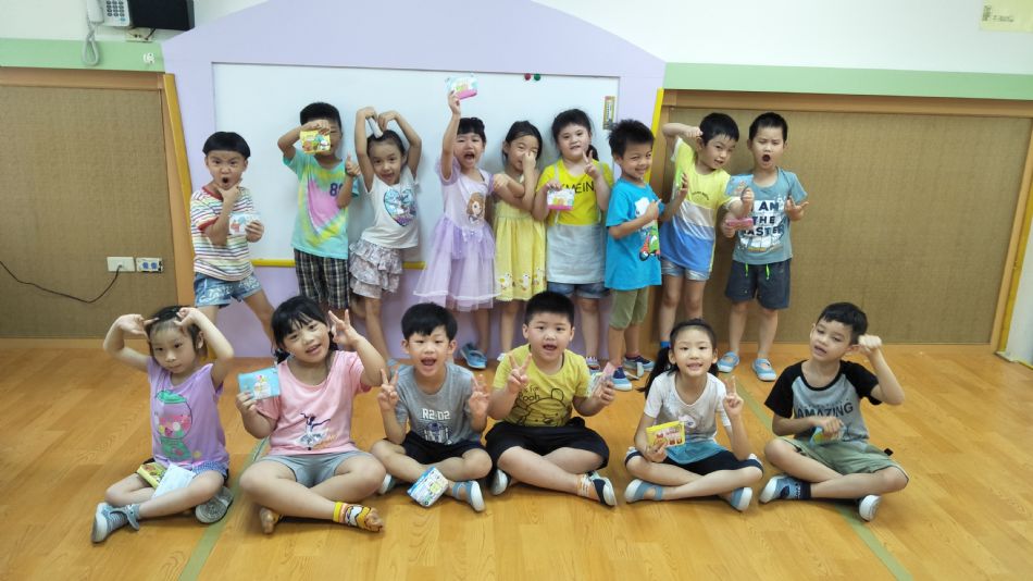 文件 : <FONT COLOR='red'>(109.06.30)Belinda媽咪送【全班畢業禮物】-3.JPG</FONT> <BR> 尺寸 : <FONT COLOR='blue'>950 × 534</FONT> 圖元 <BR> 格式 : <FONT COLOR='green'>jpg</FONT> <BR> 大小 : <FONT COLOR='green'> -- </FONT> KB