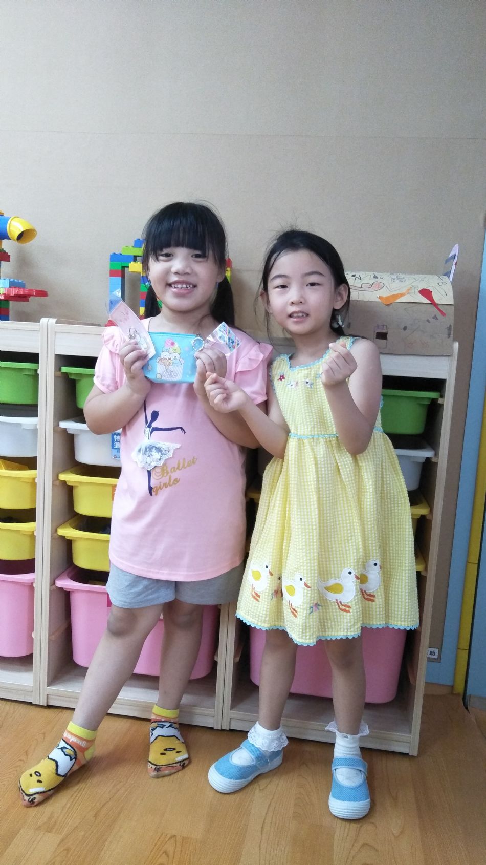 文件 : <FONT COLOR='red'>(109.06.30)Belinda媽咪送【全班畢業禮物】-4.JPG</FONT> <BR> 尺寸 : <FONT COLOR='blue'>950 × 1689</FONT> 圖元 <BR> 格式 : <FONT COLOR='green'>jpg</FONT> <BR> 大小 : <FONT COLOR='green'> -- </FONT> KB