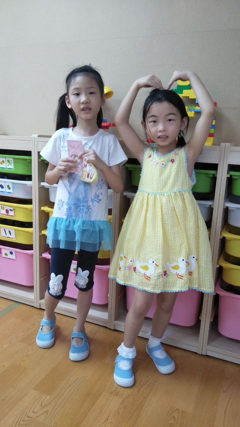 文件 : <FONT COLOR='red'>(109.06.30)Belinda媽咪送【全班畢業禮物】-6.JPG</FONT> <BR> 尺寸 : <FONT COLOR='blue'>950 × 1689</FONT> 圖元 <BR> 格式 : <FONT COLOR='green'>jpg</FONT> <BR> 大小 : <FONT COLOR='green'> -- </FONT> KB