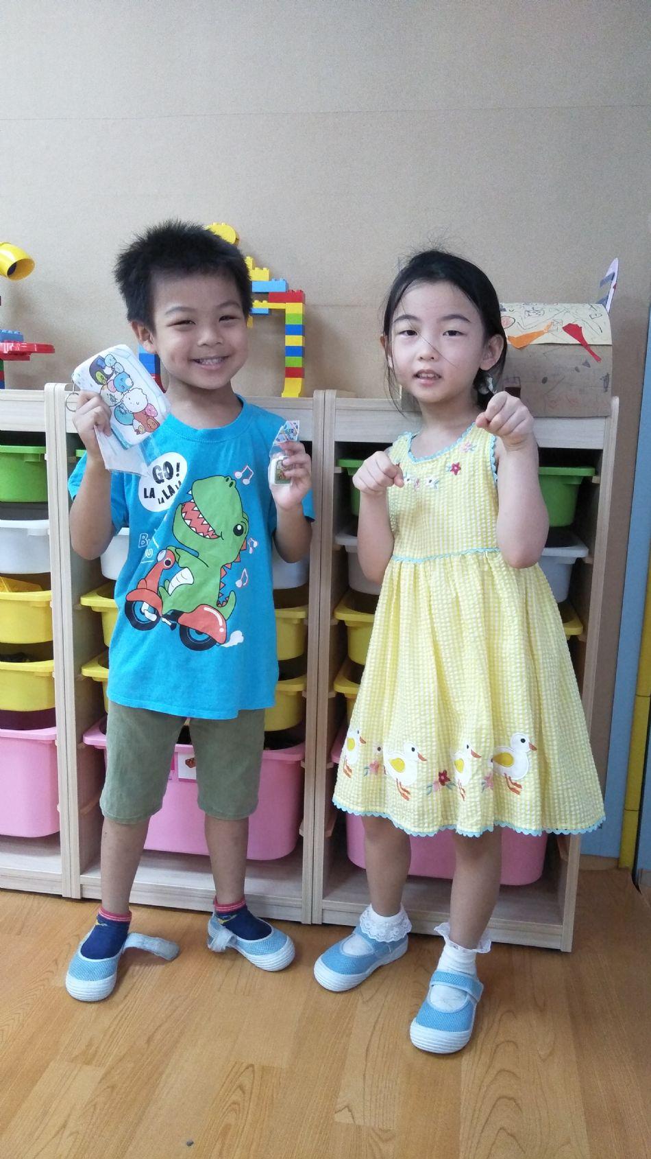 文件 : <FONT COLOR='red'>(109.06.30)Belinda媽咪送【全班畢業禮物】-7.JPG</FONT> <BR> 尺寸 : <FONT COLOR='blue'>950 × 1689</FONT> 圖元 <BR> 格式 : <FONT COLOR='green'>jpg</FONT> <BR> 大小 : <FONT COLOR='green'> -- </FONT> KB