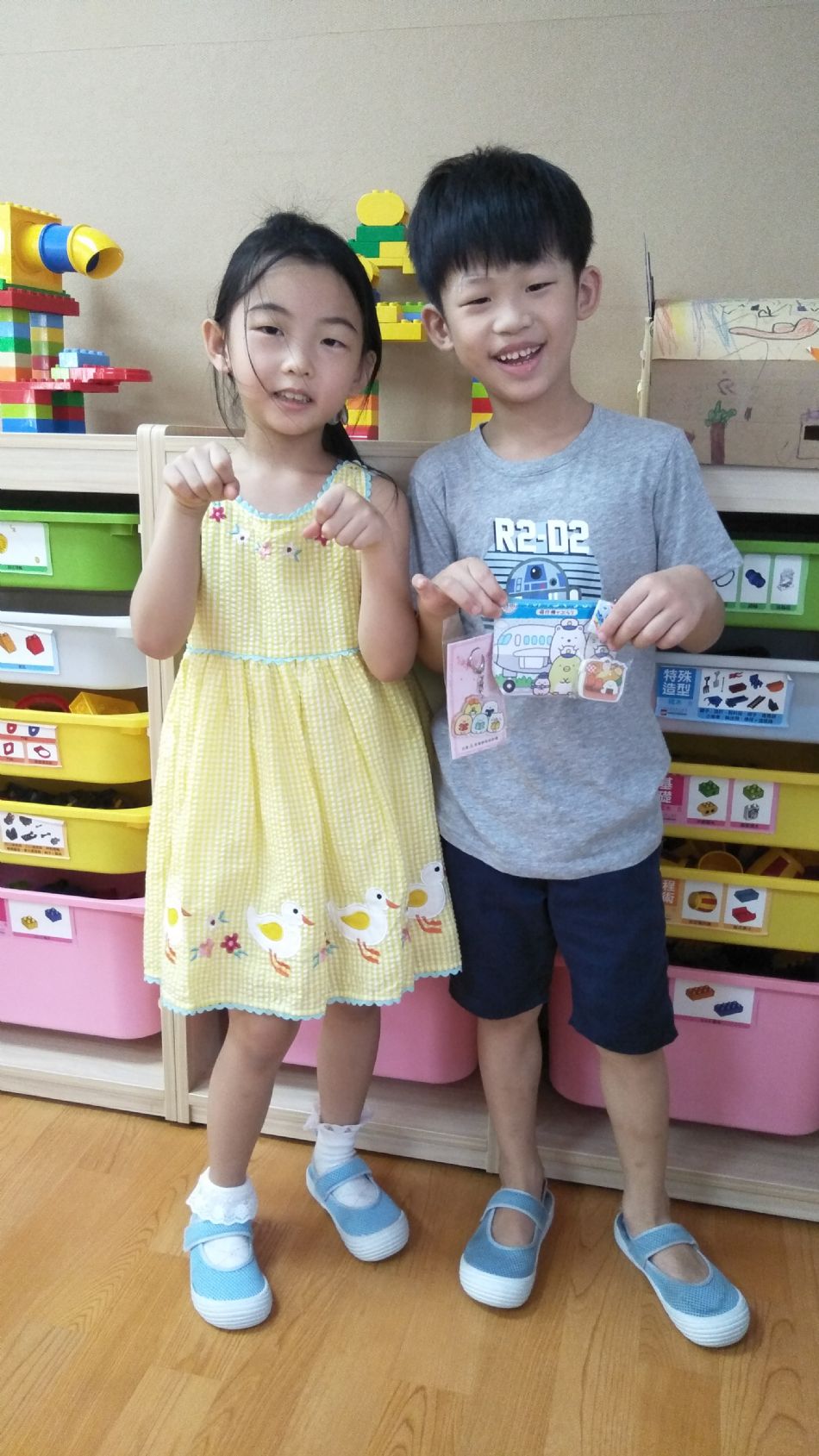 文件 : <FONT COLOR='red'>(109.06.30)Belinda媽咪送【全班畢業禮物】-8.JPG</FONT> <BR> 尺寸 : <FONT COLOR='blue'>950 × 1689</FONT> 圖元 <BR> 格式 : <FONT COLOR='green'>jpg</FONT> <BR> 大小 : <FONT COLOR='green'> -- </FONT> KB