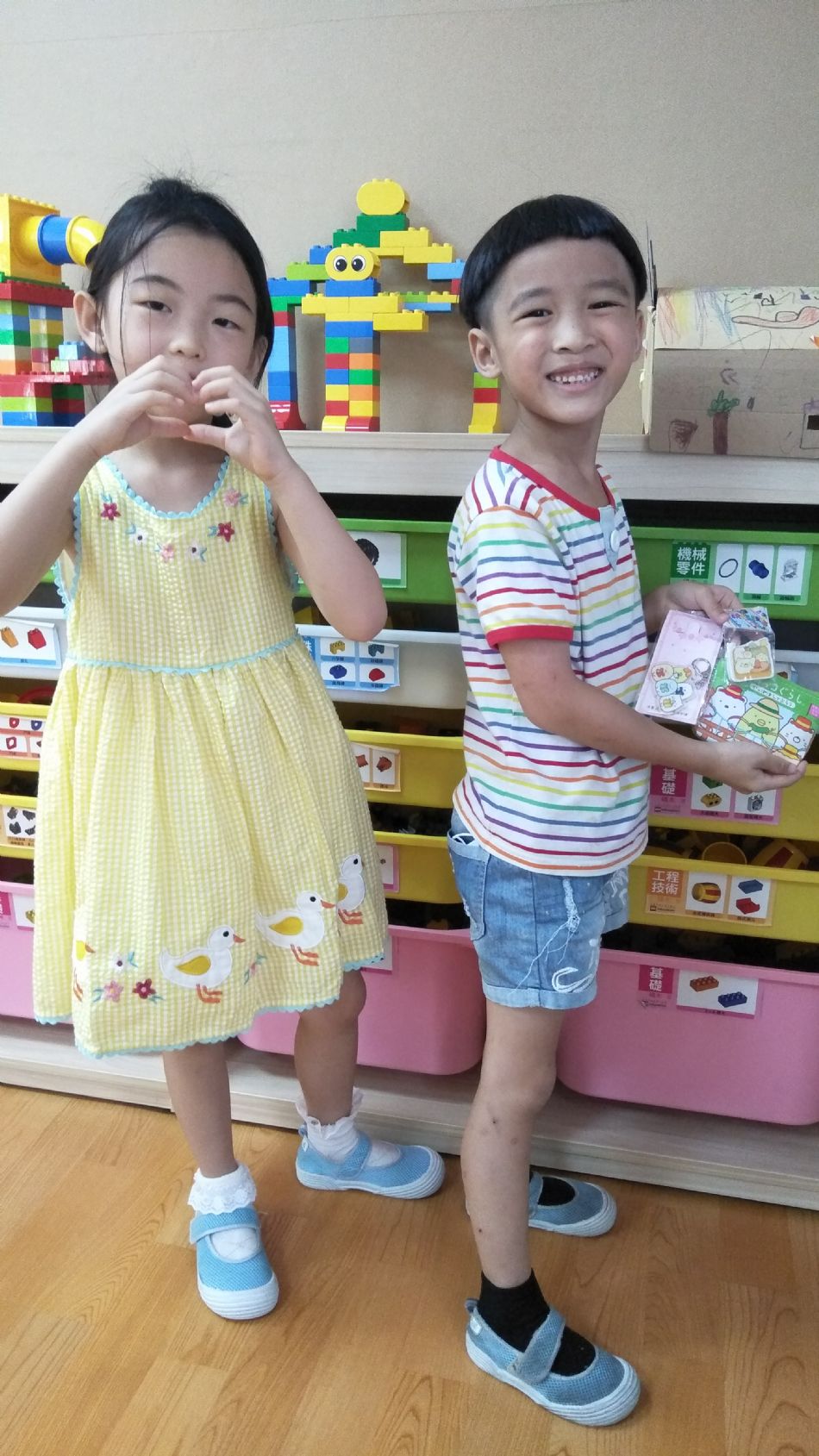 文件 : <FONT COLOR='red'>(109.06.30)Belinda媽咪送【全班畢業禮物】.JPG</FONT> <BR> 尺寸 : <FONT COLOR='blue'>950 × 1689</FONT> 圖元 <BR> 格式 : <FONT COLOR='green'>jpg</FONT> <BR> 大小 : <FONT COLOR='green'> -- </FONT> KB