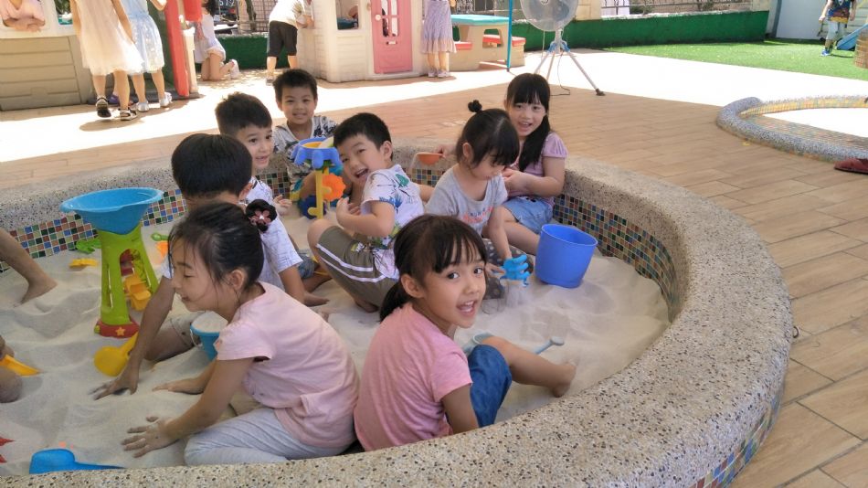 文件 : <FONT COLOR='red'>(109.06.19)戶外【玩沙真有趣】-10.JPG</FONT> <BR> 尺寸 : <FONT COLOR='blue'>950 × 534</FONT> 圖元 <BR> 格式 : <FONT COLOR='green'>jpg</FONT> <BR> 大小 : <FONT COLOR='green'> -- </FONT> KB