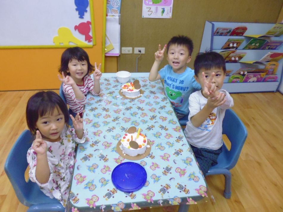 文件 : <FONT COLOR='red'>(108.09.20)美感【蘿蔔汁生日快樂】.JPG</FONT> <BR> 尺寸 : <FONT COLOR='blue'>950 × 712</FONT> 圖元 <BR> 格式 : <FONT COLOR='green'>jpg</FONT> <BR> 大小 : <FONT COLOR='green'> -- </FONT> KB