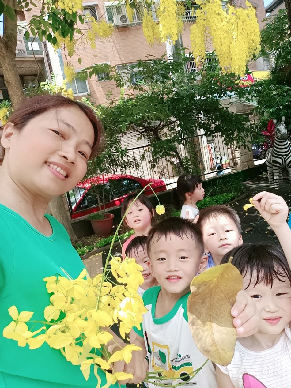 文件 : <FONT COLOR='red'>(109.06.15)學校最美的景色【阿勃勒】-11.JPG</FONT> <BR> 尺寸 : <FONT COLOR='blue'>950 × 1267</FONT> 圖元 <BR> 格式 : <FONT COLOR='green'>jpg</FONT> <BR> 大小 : <FONT COLOR='green'> -- </FONT> KB