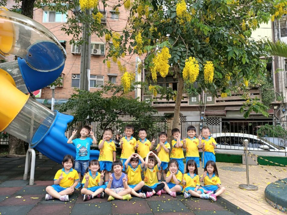 文件 : <FONT COLOR='red'>(109.06.15)學校最美的景色【阿勃勒】-12.JPG</FONT> <BR> 尺寸 : <FONT COLOR='blue'>950 × 713</FONT> 圖元 <BR> 格式 : <FONT COLOR='green'>jpg</FONT> <BR> 大小 : <FONT COLOR='green'> -- </FONT> KB