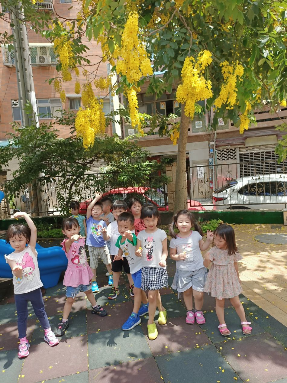 文件 : <FONT COLOR='red'>(109.06.15)學校最美的景色【阿勃勒】-13.JPG</FONT> <BR> 尺寸 : <FONT COLOR='blue'>950 × 1267</FONT> 圖元 <BR> 格式 : <FONT COLOR='green'>jpg</FONT> <BR> 大小 : <FONT COLOR='green'> -- </FONT> KB