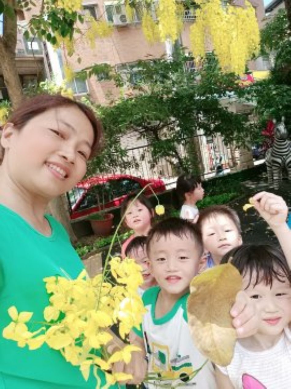 文件 : <FONT COLOR='red'>(109.06.15)學校最美的景色【阿勃勒】-2.JPG</FONT> <BR> 尺寸 : <FONT COLOR='blue'>950 × 1267</FONT> 圖元 <BR> 格式 : <FONT COLOR='green'>jpg</FONT> <BR> 大小 : <FONT COLOR='green'> -- </FONT> KB