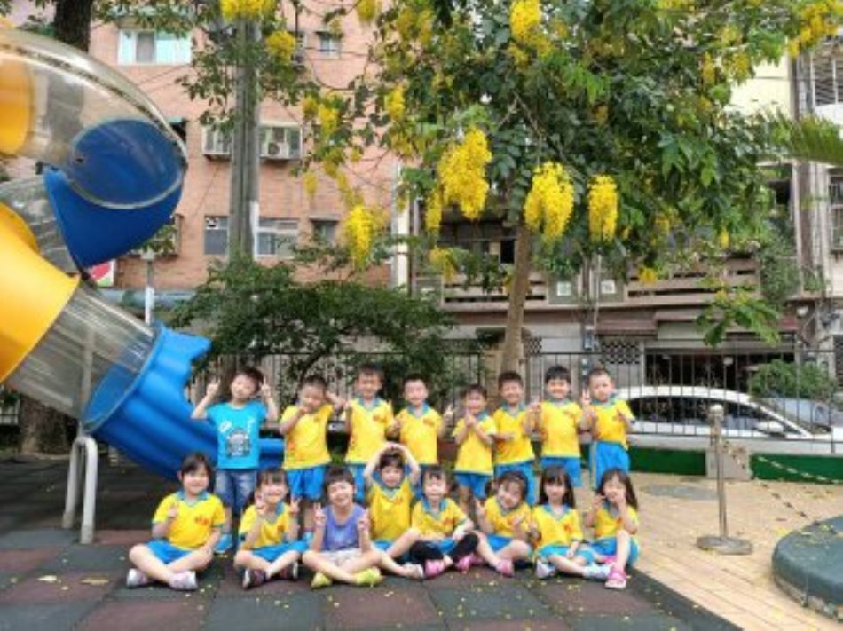 文件 : <FONT COLOR='red'>(109.06.15)學校最美的景色【阿勃勒】-5.JPG</FONT> <BR> 尺寸 : <FONT COLOR='blue'>950 × 711</FONT> 圖元 <BR> 格式 : <FONT COLOR='green'>jpg</FONT> <BR> 大小 : <FONT COLOR='green'> -- </FONT> KB