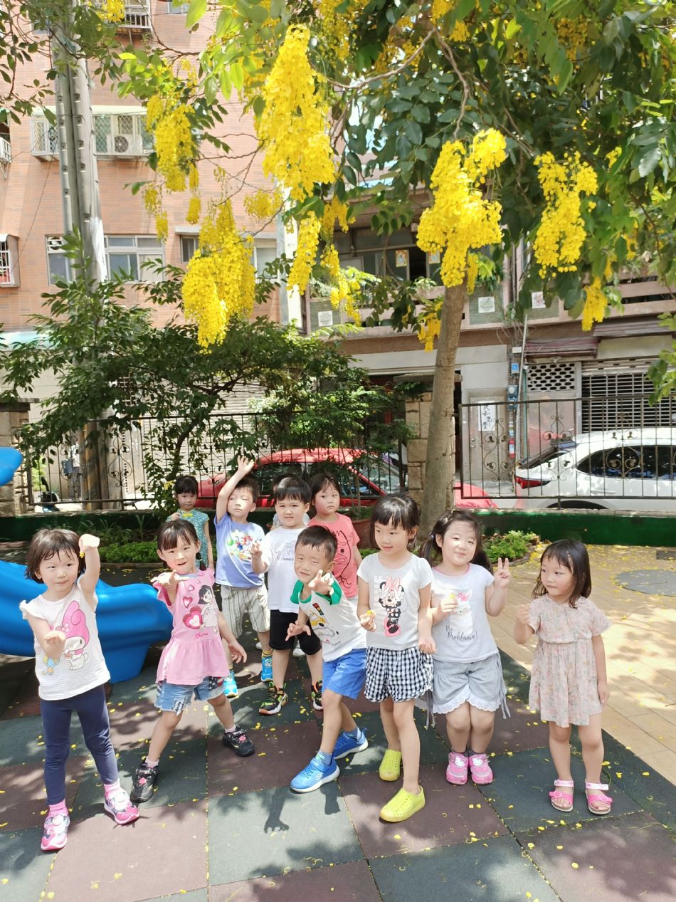 文件 : <FONT COLOR='red'>(109.06.15)學校最美的景色【阿勃勒】-8.JPG</FONT> <BR> 尺寸 : <FONT COLOR='blue'>950 × 1267</FONT> 圖元 <BR> 格式 : <FONT COLOR='green'>jpg</FONT> <BR> 大小 : <FONT COLOR='green'> -- </FONT> KB