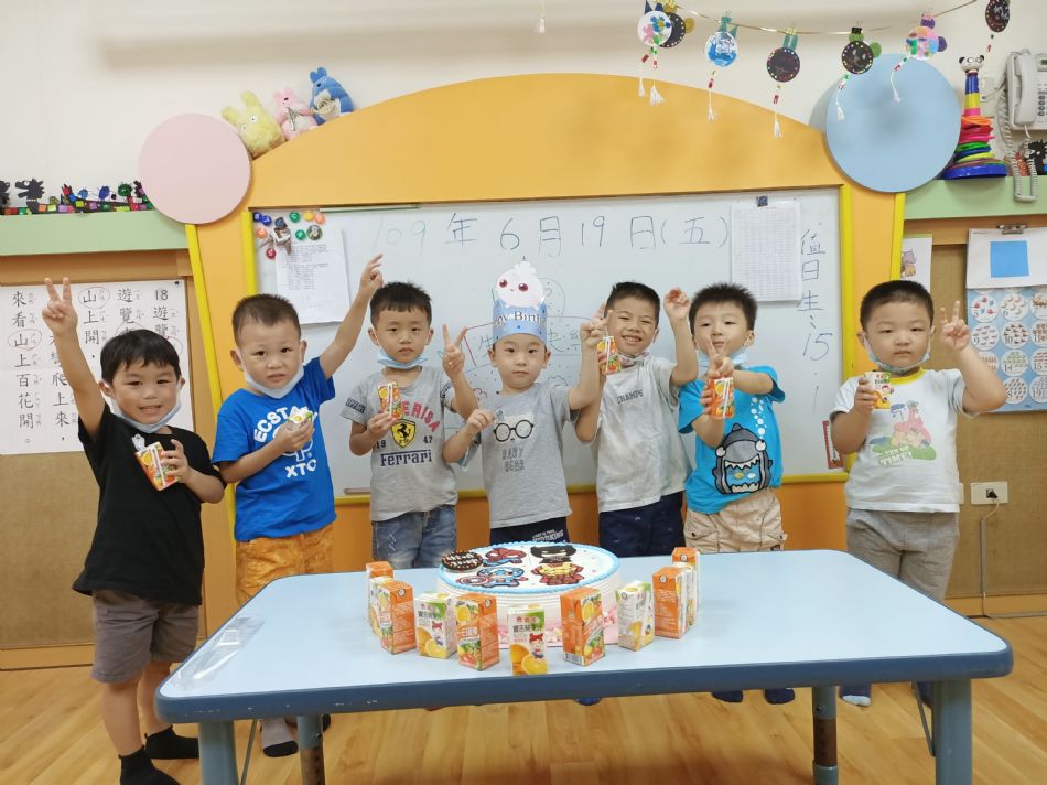 文件 : <FONT COLOR='red'>(109.06.19)Pierce寶貝生日快樂-4.JPG</FONT> <BR> 尺寸 : <FONT COLOR='blue'>950 × 712</FONT> 圖元 <BR> 格式 : <FONT COLOR='green'>jpg</FONT> <BR> 大小 : <FONT COLOR='green'> -- </FONT> KB