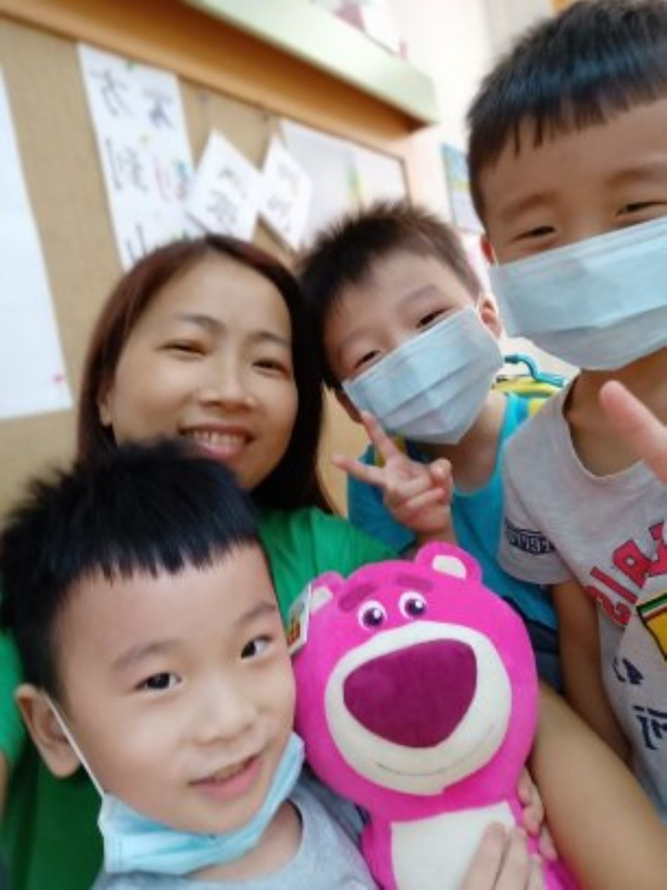 文件 : <FONT COLOR='red'>(109.06.19)Pierce寶貝生日快樂-5.JPG</FONT> <BR> 尺寸 : <FONT COLOR='blue'>950 × 1267</FONT> 圖元 <BR> 格式 : <FONT COLOR='green'>jpg</FONT> <BR> 大小 : <FONT COLOR='green'> -- </FONT> KB