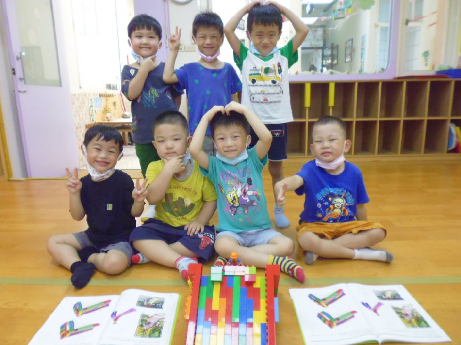 文件 : <FONT COLOR='red'>(109.06.01)樂高積木【溜滑梯】-1.JPG</FONT> <BR> 尺寸 : <FONT COLOR='blue'>950 × 712</FONT> 圖元 <BR> 格式 : <FONT COLOR='green'>jpg</FONT> <BR> 大小 : <FONT COLOR='green'> -- </FONT> KB